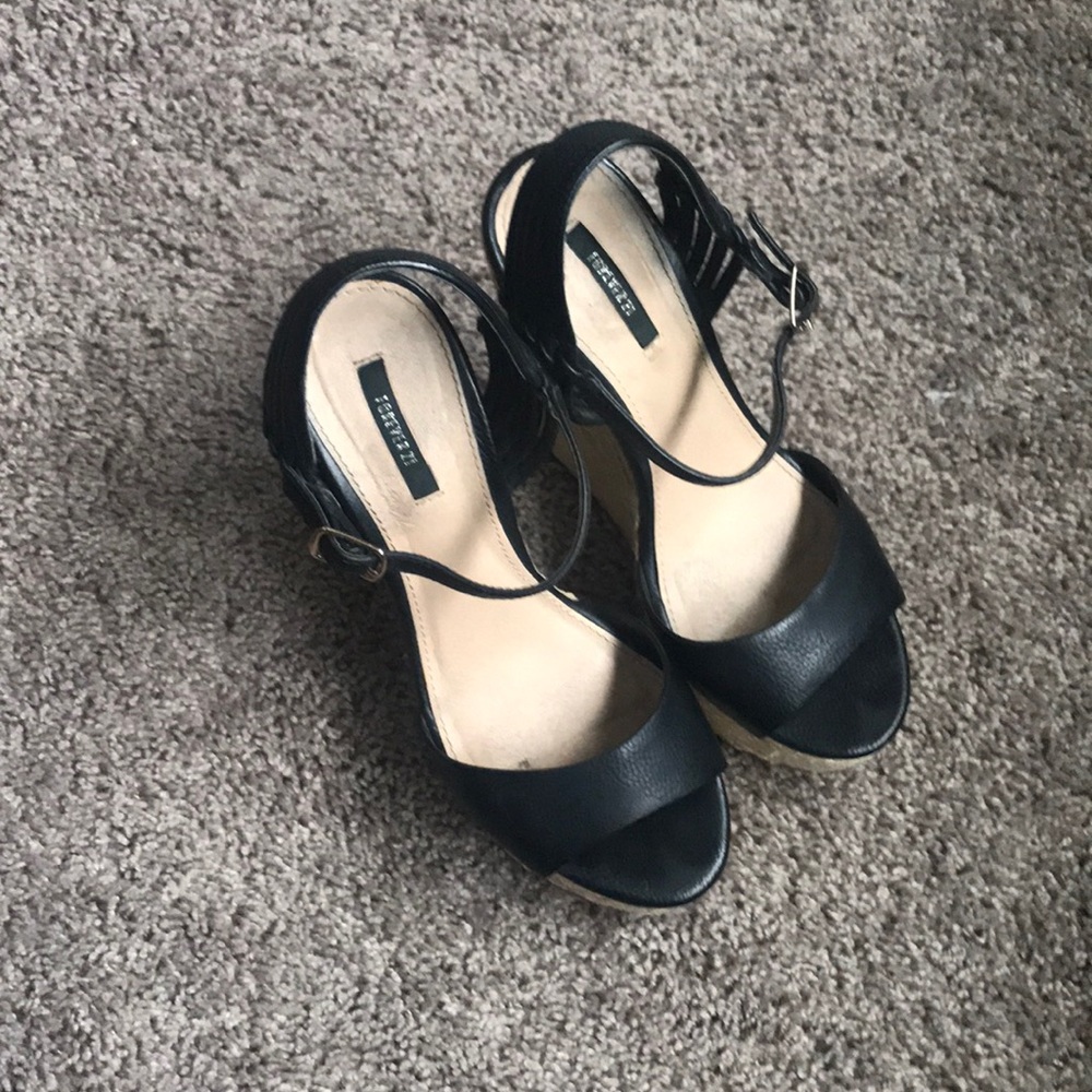 Forever 21 Black wedge sandals 🖤